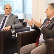 foto do defensor geral do estado em primeiro plano, falando para os demais e um defensor federal ao lado