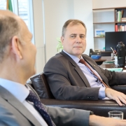 foto do defensor geral do estado em segundo plano, focado e de frente para o defensor federal, que está de costas e em primeiro plano desfocado