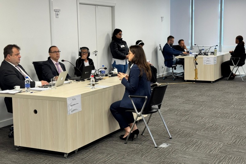 Candidatos realizando prova oral do concurso para o cargo de defensor p&uacute;blico em uma sala