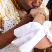 Marido beija mão de marido.