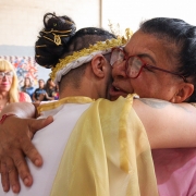 Mãe de um dos maridos se emociona junto ao filho.