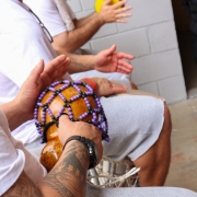 Músicos tocam instrumentos.