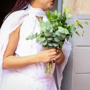 Noiva carrega buquê.