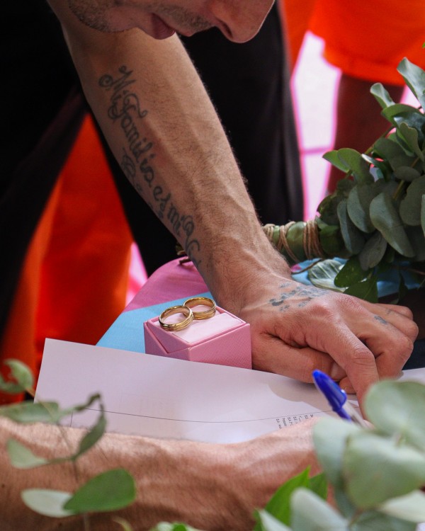 noivo assina papéis do casamento.