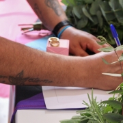 padrinho assina papel de testemunha.