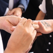 casal troca alianças.
