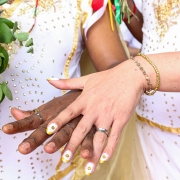 casal mostra alianças