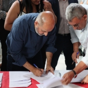 Prefeitura assina documentos.