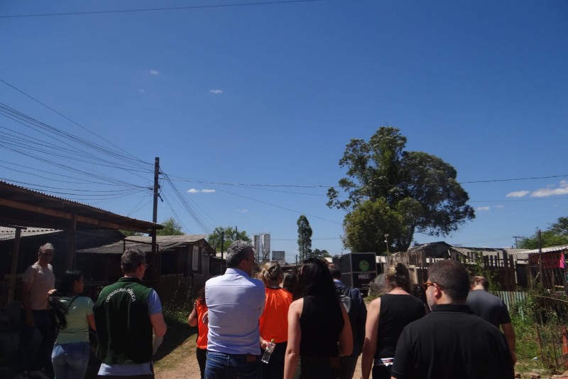 A imagem mostra os servidores da Defensoria durante a visita.