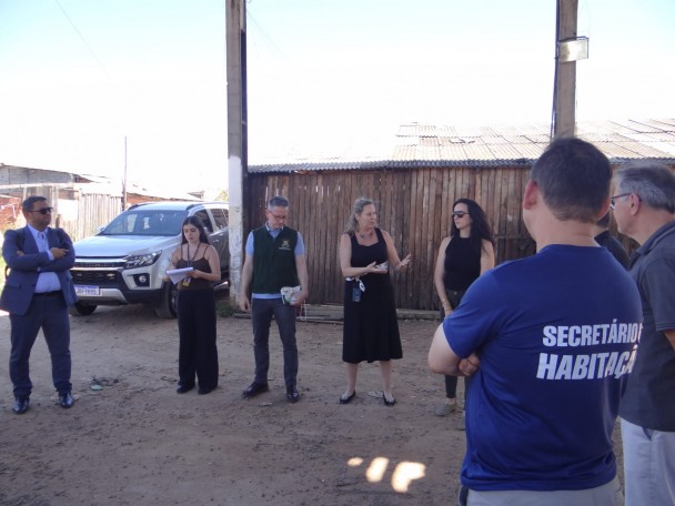 A imagem mostra servidores da Defensoria e do TJRS durante a visita.