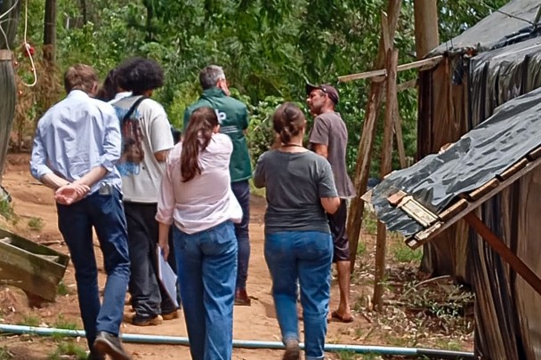 Magagnin e moradores conversam e vistoriam as moradias.