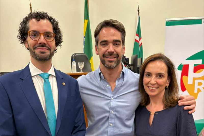 A foto mostra os defensores p&uacute;blicos ao lado do governador Eduardo Leite.