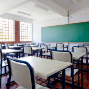 Den&uacute;ncias relatam que alunos acima de 18 anos foram desmatriculados da institui&ccedil;&atilde;o de ensino