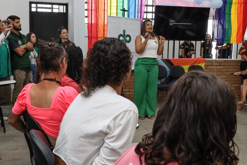 A defensora p&uacute;blica dirigente do NUDIVERSI conversou com as pessoas presas sobre os direitos LGBTQIAPN+