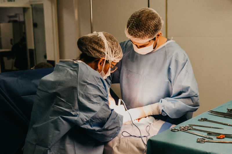 Foto horizontal m&eacute;dicos operam paciente