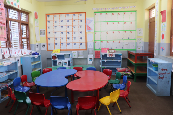 A foto mostra a sala de uma creche.