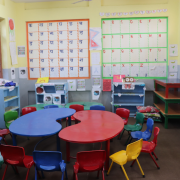 A foto mostra a sala de uma creche.