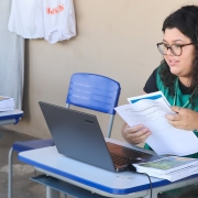 Servidora atende presa.