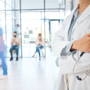 A foto mostra uma mulher vestida de m&eacute;dica.