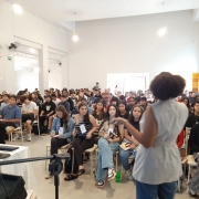 Defensora palestrando