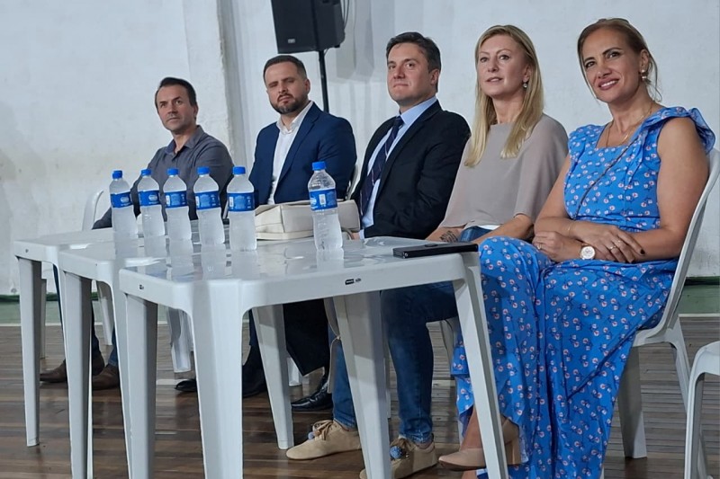 Autoridades reunidas na solenidade.