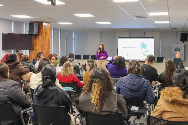 Paula apresenta projeto para servidores da FPE e Assistência Social