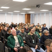 Servidores assistem encontro.
