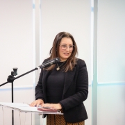 Adriana Schefer do Nascimento discursa.
