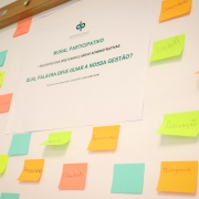 Mural participativo com palavras que devem guiar a gestão 2026-2028.