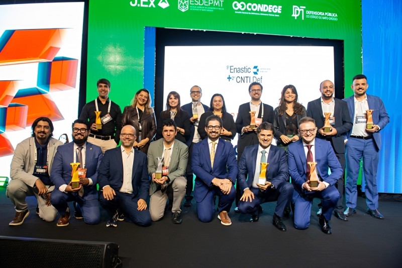 Defensores p&uacute;blicos reunidos em foto posada durante premia&ccedil;&atilde;o