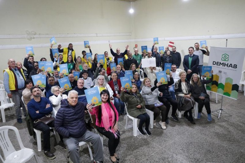 70 moradores do Passo das Pedras, zona norte de Porto Alegre, receberam as matr&iacute;culas de propriedade dos seus im&oacute;veis