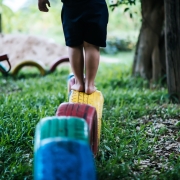 Crian&ccedil;a brincando em uma pracinha