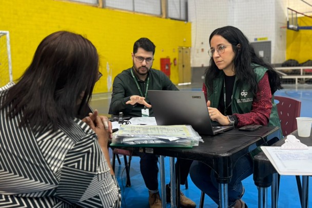 Equipe da Defensoria realiza atendimento.