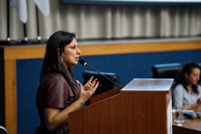 Paula Sim&otilde;es apresenta tese durante o evento.