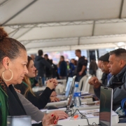 Equipe presta atendimentos.