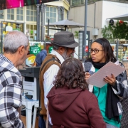 Idosos formam fila para atendimento.