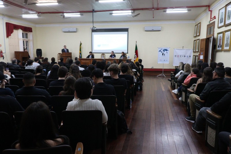 Dezenas de pessoas se reuniram no Sal&atilde;o de Atos da Faculdade de Direito, da Ufpel