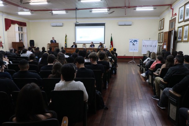 Dezenas de pessoas se reuniram no Sal&atilde;o de Atos da Faculdade de Direito, da Ufpel