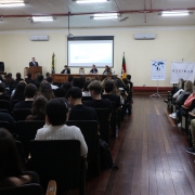 Dezenas de pessoas se reuniram no Sal&atilde;o de Atos da Faculdade de Direito, da Ufpel