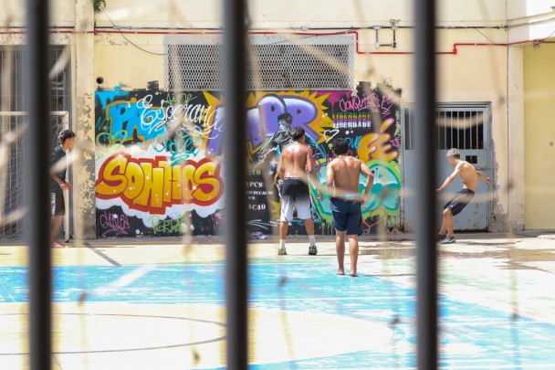 Adolescentes jogam futebol.