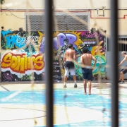 Adolescentes jogam futebol.