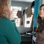 Paula Simões realiza vistoria em dormitório.