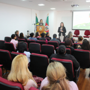 A Dirigente do Núcleo de Defesa da Mulher, Jamile Nehmé de Toledo, esclareceu dúvidas durante o encontro