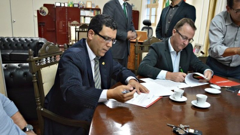 Juliano assinando o protocolo de intenções no Gabinete da Prefeitura de Flores da Cunha